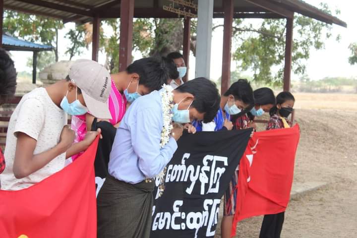 b3rry_y's tweet photo. People in Letpataung Monywa marched today with the slogan "Revolt with Karenni State to drive out the fascist dogs".

#WarCrimesOfJunta #2022Jan14Coup
#WhatsHappeningInMyanmar https://t.co/O4r7RGCoKP