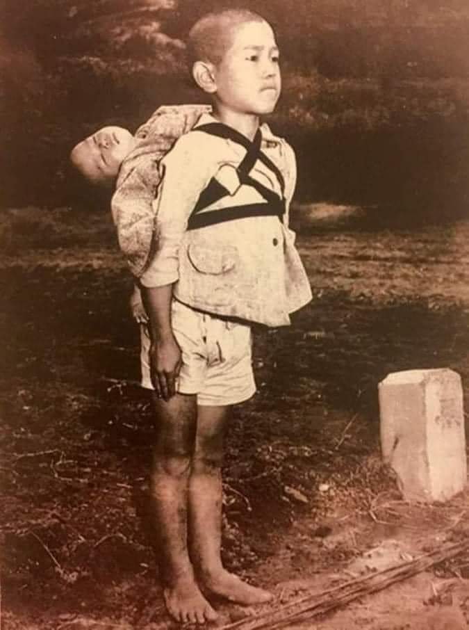 في اليابان، أثناء الحرب كان هذا الولد يحمل أخاه الميّت على ظهره ليدفنه، لاحظه جنديّ وطلب منه أن يرمي هذا الطّفل الميّت حتّى لا يتعب، ردّ عليه: 
هو ليس ثقيلا، هذا أخي! 
فهم الجندي وأجهش بالبكاء.
منذ ذلك الوقت أصبحت هذه الصّورة رمز الوحدة في اليابان."
ليته يصبح شعارنا: 
"ليس ثقيلا