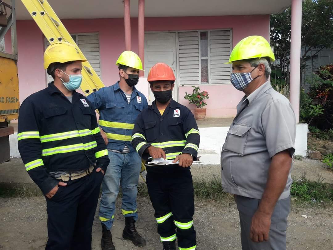 guerrillero_cu's tweet photo. ❤👏Felicidades a los trabajadores eléctricos en su día #14deEnero. 👊💪Por su consagración a la labor tan importante que realizan. En especial a los de La Palma, Vanguardias Nacionales por 6 años consecutivos.

#AntonioGuiteras 
#PinardelRío #CubaVive
📷 Santiago Morejón https://t.co/bB1SMs34sB