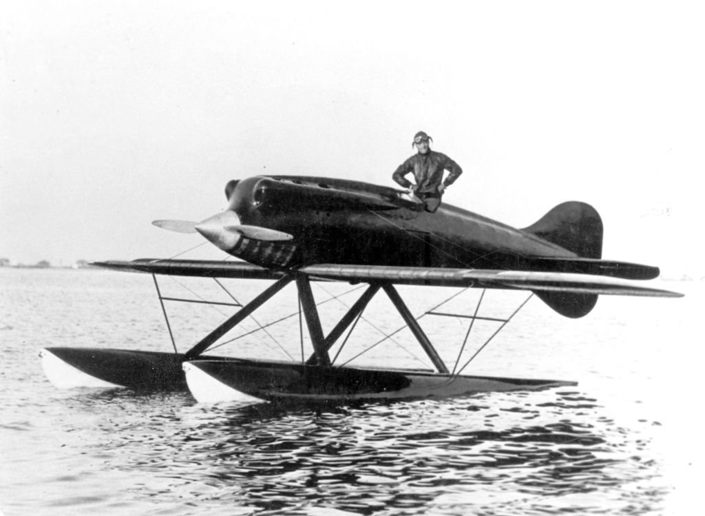 フェラーリンの愛機は1926年のシュナイダーカップで優勝したマッキM.39