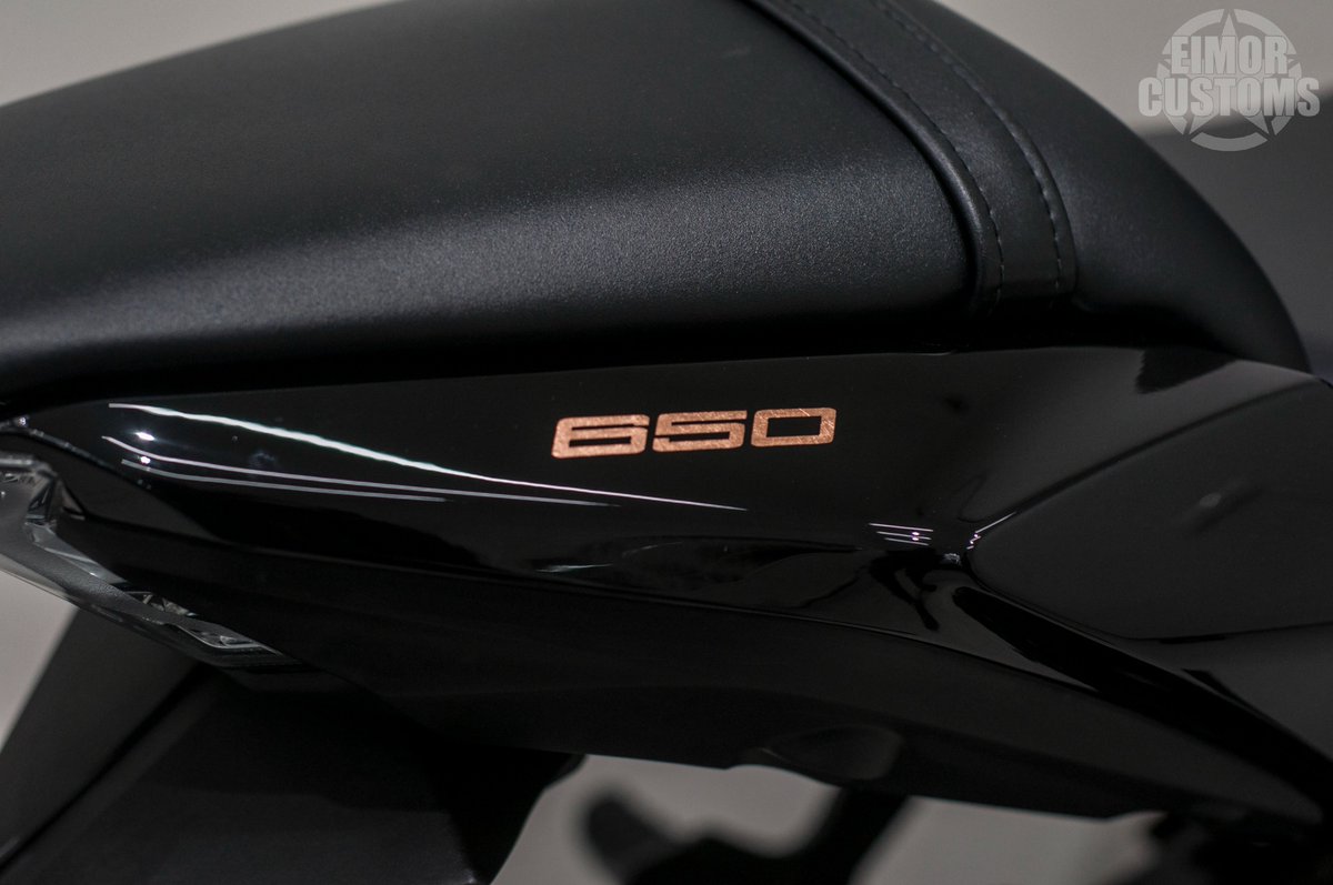 EimorCustoms's tweet photo. ~ NINJA ~
Custom painted Kawasaki Ninja 650.
A magical touch by Eimor customs. The paint scheme is done in combination of copper leaf and black.
#eimor #custombikes #ninja650 #modification https://t.co/Fjm2E8Cpz5