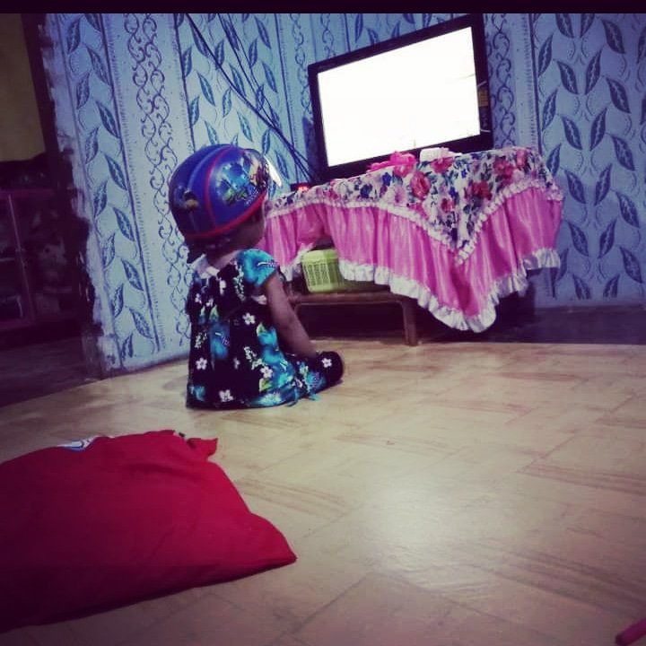 Malam2 ntn tv pakek helem😂