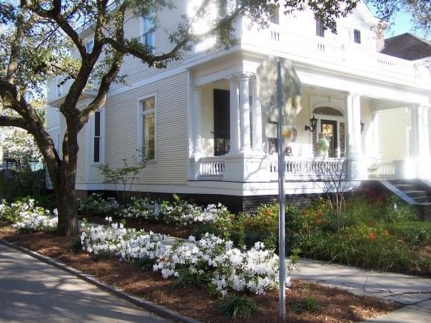 ChristyGustin1's tweet photo. One of our personal houses we’ve renovated and where we resided 2005-2012. It’s been 10 years since we moved from this circa 1904 South Georgia Avenue home to a circa 1915 on Dauphin Street. #ColonialRevival #HistoricHomesofTwitter #OakleighGardenDistrict #MobileAL https://t.co/SZ4WE1r4Cv