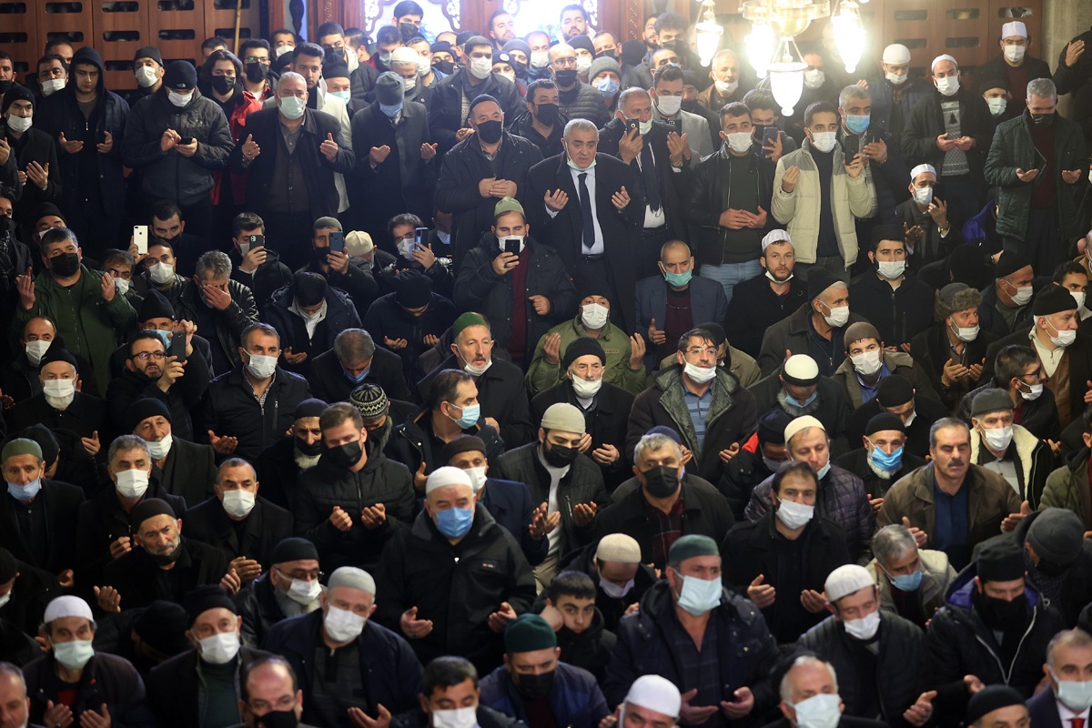 Erzurum’da İslam âlimi Pir Ali Baba'nın başlattığı ve yaklaşık 5 asırdır sürdürülen "1001 Hatim" geleneği kapsamında yapılan hatimlerin duasını Ulu Camii’nde kardeşlerimizle birlikte yaptık. 

Bu mübarek geleneğin asırlardır devam etmesinde emeği geçen herkesten Allah razı olsun.