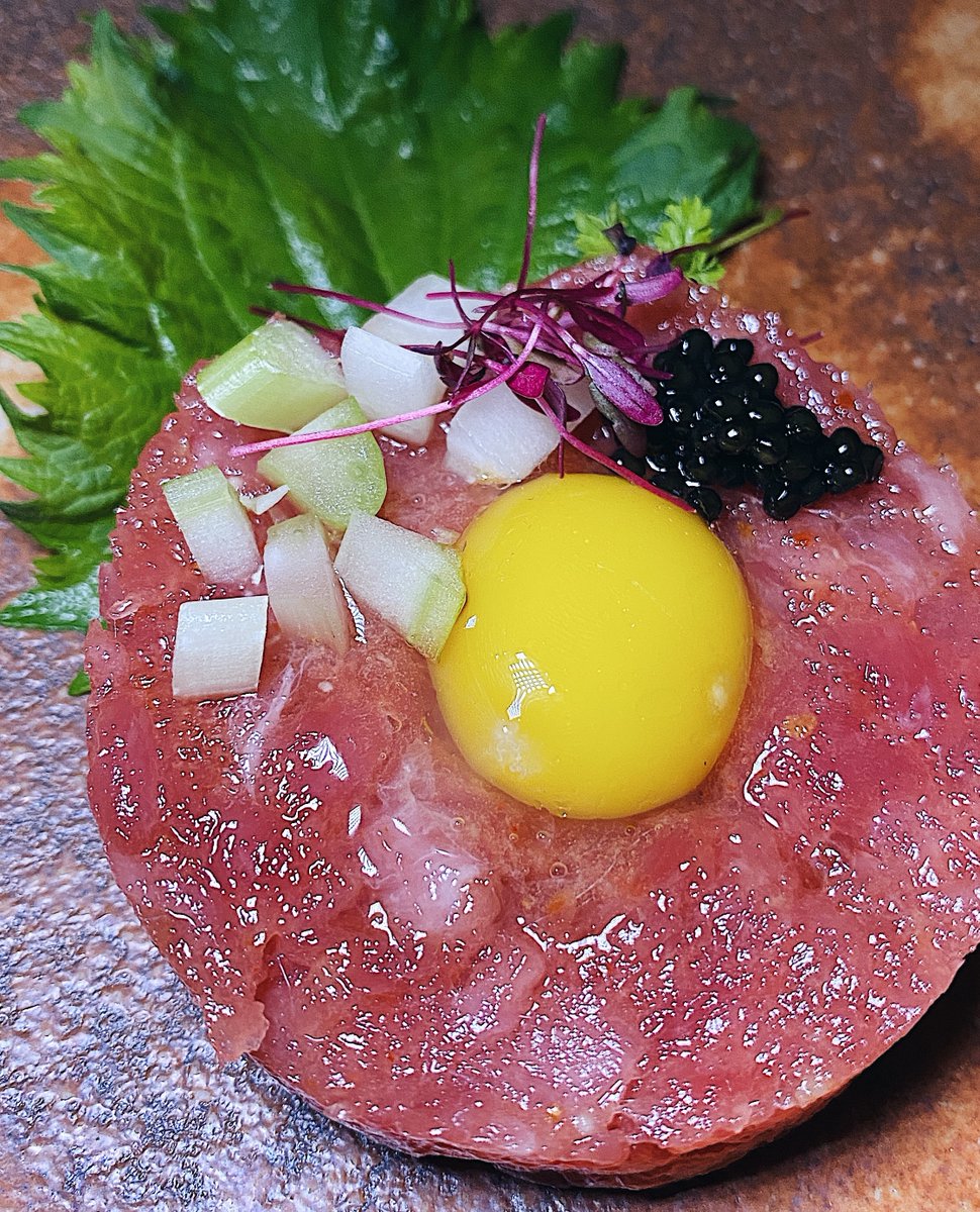 Did you know tuna tartare was invented in 1984 by Tachibe - an executive chef at the then-brand-new Chaya Brasserie in Beverly Hills?!

This is a Toro Tartare, Osetra Caviar, Quail Egg, Taro Crisps from <a href="/rokaakorchicago/">Roka Akor Chicago</a> @rokaakor and it was super tasty!

#chicagosushi