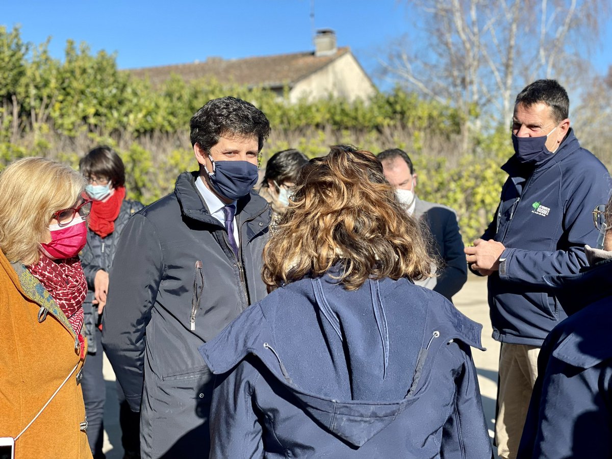 J_Denormandie's tweet photo. 📍 Dans le Tarn, auprès de viticulteurs et arboriculteurs touchés par le gel du printemps, afin de faire le point sur :
👉 le déploiement du plan Gel 
👉 les investissements avec #FranceRelance et #France2030
👉 la réforme en profondeur du système de couverture des risques https://t.co/lIUYQ8ZM1m