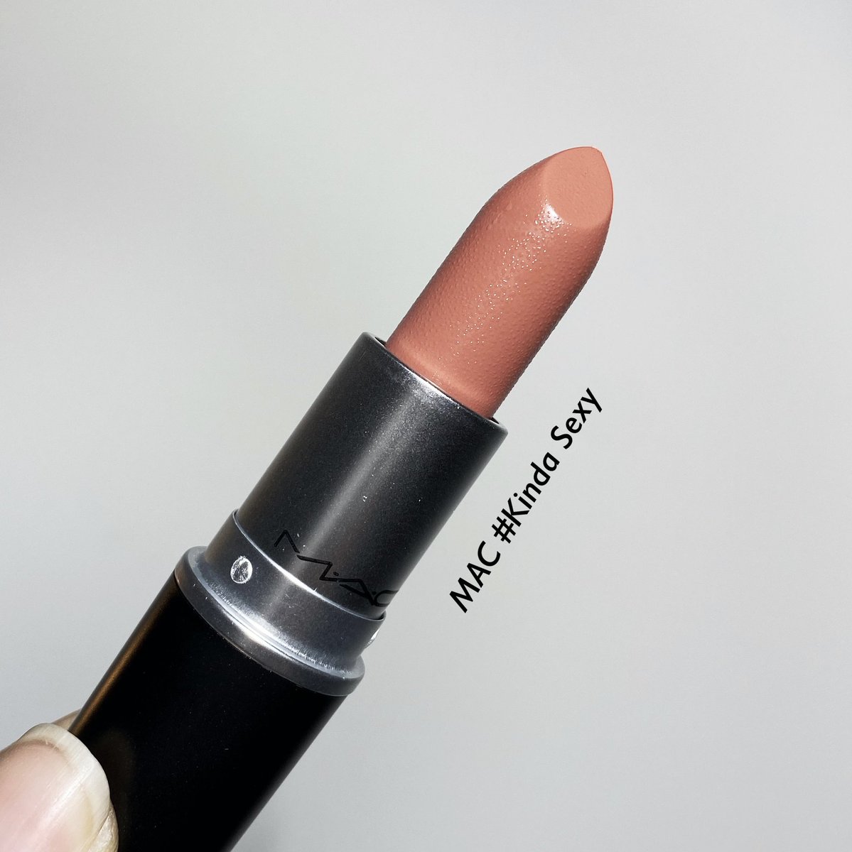BAROCTARISREAL's tweet photo. ใครมันเป็นคนผสมสีลิปให้ MAC ว่ะ ผสมเก่ง!!! เป็นตำนานแม่งทุกสี!!! อย่าง 2 สีนี้ก็สีในตำนานแบบใช้ได้ตลอด ใช���ได้บ่อยๆ สีสวยจนงง!!!! https://t.co/tXMXNFjpx8