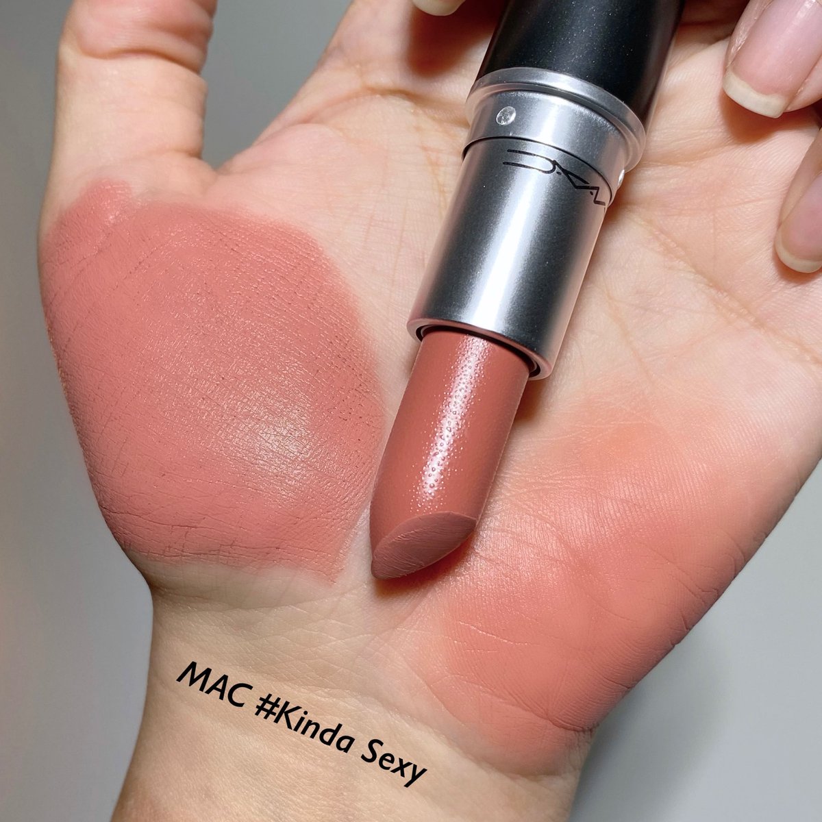 BAROCTARISREAL's tweet photo. ใครมันเป็นคนผสมสีลิปให้ MAC ว่ะ ผสมเก่ง!!! เป็นตำนานแม่งทุกสี!!! อย่าง 2 สีนี้ก็สีในตำนานแบบใช้ได้ตลอด ใช���ได้บ่อยๆ สีสวยจนงง!!!! https://t.co/tXMXNFjpx8