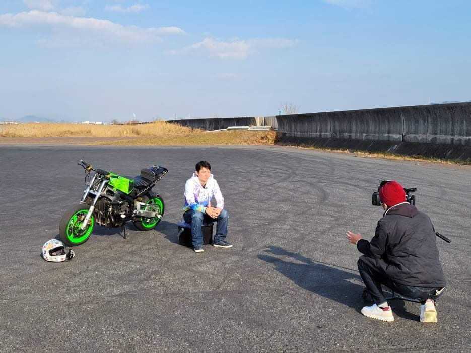 exrider_yuking's tweet photo. 実は最近、エクストリームバイクで取材を受けてました！

明日公開されます！

OHKハレマチスペシャリスト
1月15日(土曜)～28日(金曜)まで岡山イオン館内スクリーン
17時～10分ほど放送

YouTube(ハレマチスペシャリスト)
1月15日(土曜)17時にアップロードされます！ https://t.co/aouIb7RGgj