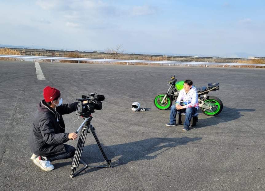 exrider_yuking's tweet photo. 実は最近、エクストリームバイクで取材を受けてました！

明日公開されます！

OHKハレマチスペシャリスト
1月15日(土曜)～28日(金曜)まで岡山イオン館内スクリーン
17時～10分ほど放送

YouTube(ハレマチスペシャリスト)
1月15日(土曜)17時にアップロードされます！ https://t.co/aouIb7RGgj