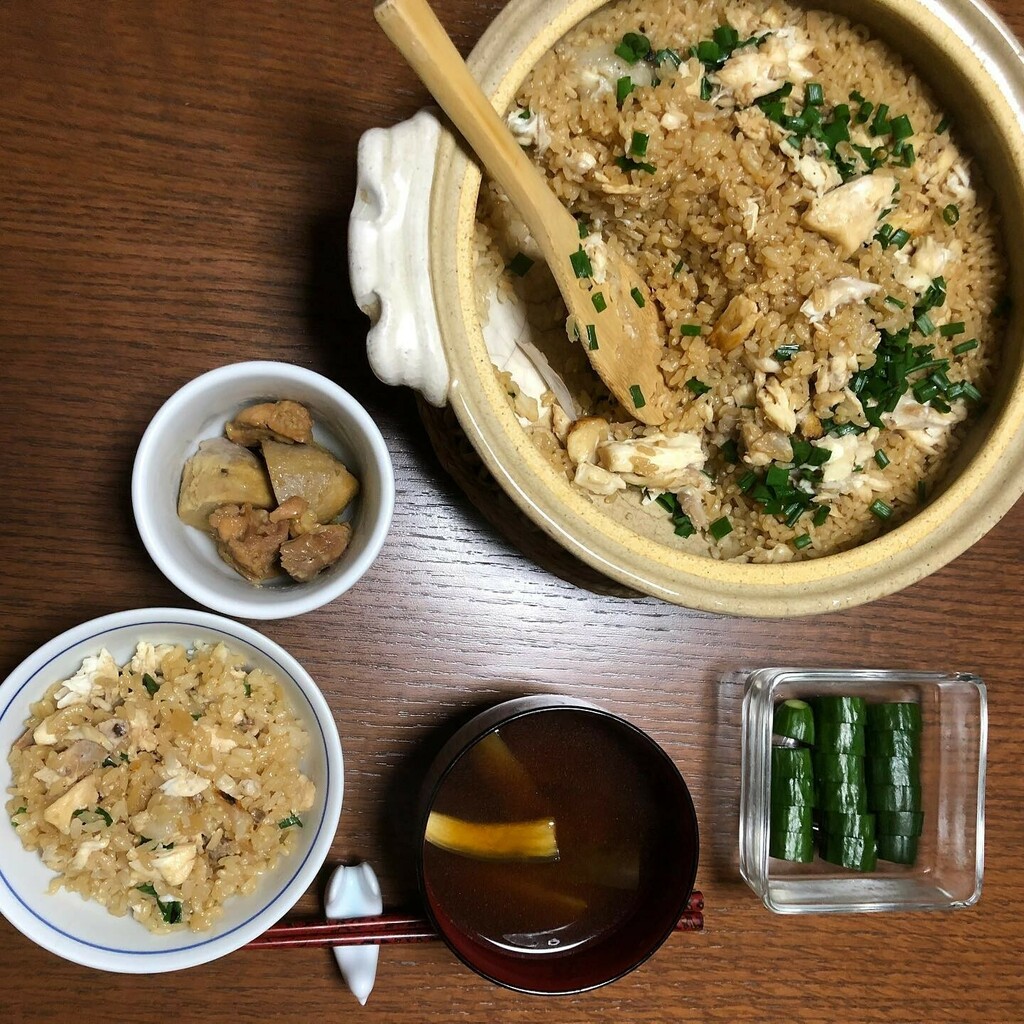 今日の晩御飯: 土鍋炊き鯛めし、里芋と鶏の煮物、きゅうりの糠漬け、茄子と油揚げの味噌汁。鯛の頭でたっぷり身が取れました。 https://t.co/JX7mPhXPA5