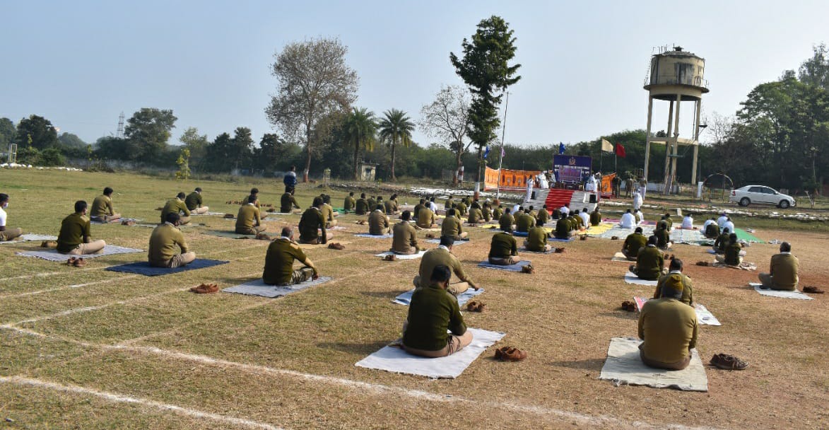 CISFHQrs's tweet photo. Stress management session for CISF personnel was organised under the auspices of @brahmakumarisHQ  at CISF Unit SPM Hoshangabad on the occasion of  #NationalYouthDay2022  

#PROTECTIONandSECURITY  #StressManagement 
@HMOIndia https://t.co/Iesqq51mxW