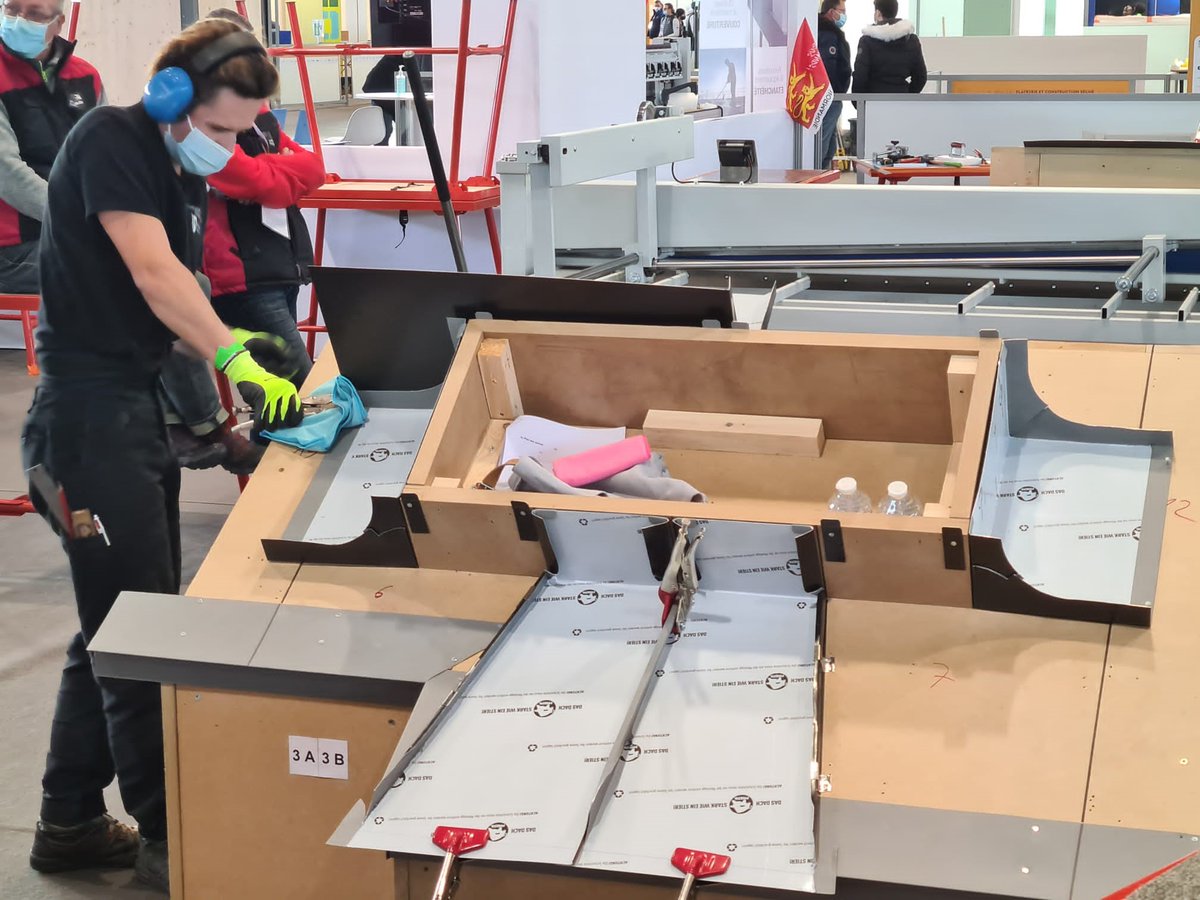 Sam Grignon, #apprenti au CFA 86 représente actuellement la Nouvelle-Aquitaine aux finales nationales - phase 2 <a href="/WorldSkillsFR/">WorldSkills France</a>  à Lyon, pour le métier de #CouvertureMétallique !! 😀
Nous sommes tous avec toi ! 🤩💪
@ODMbdx
