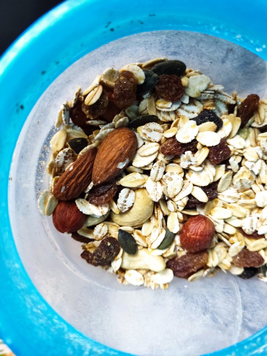 ken je de verschillen tussen Muesli Nuts van <a href="/quaker/">Quaker Oats</a> en de @notenshop. Wat de quaker alleen op de verpakking zet stopt de notenshop er echt in. De muesli doos is van onder tot boven gevuld met #quaker en daarboven op 2x notenschop een keer muesli rozijn en een keer muesli noten