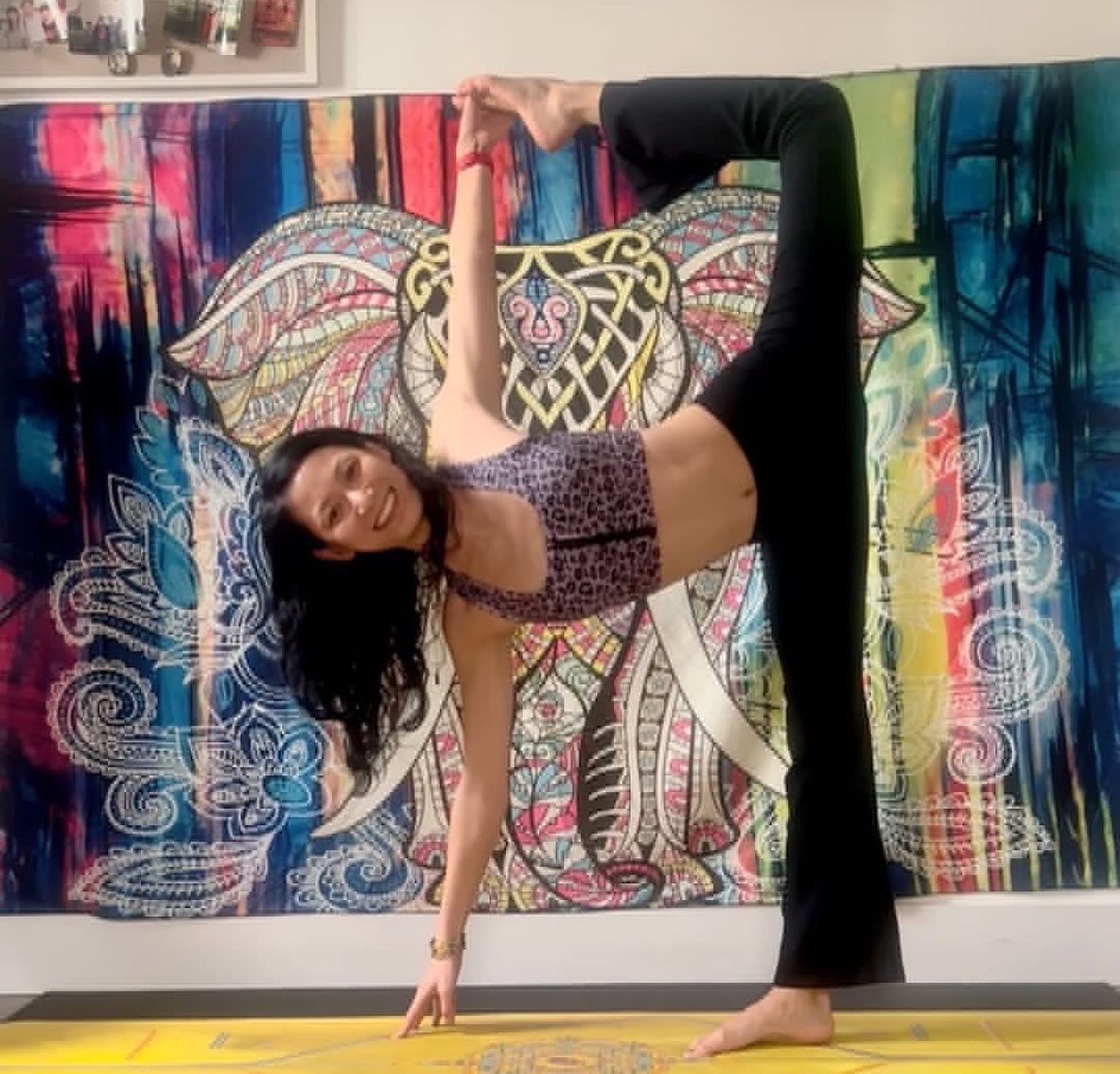 VUTRU19's tweet photo. Happy Friday!🤸‍♀️
Did you do yoga today? @susanhu33 wears our outfit to do yoga randomly. The outfit perfectly fits her body and makes her comfortable.
Shop now: https://t.co/kgSBLs11cM

#vutru #yogawear #bra #pants #activewear #yogapoae https://t.co/hQsnU8yYgS