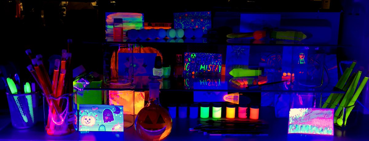 🔥🌟My collection of fluorescent dyes, paints, & supplies used to create art by GW undergraduates & demonstrations!🌟🔥
#FluorescenceFriday #RealTimeChem #ChemArt #SciComm #SciArt #STEMOutreach