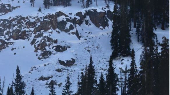 COAvalancheInfo's tweet photo. #CAICSawatch MOD(2of5) You are most likely to trigger an avalanche in spots where the snowpack is thinner. Watch out for convex rollovers, rocky outcroppings, and edges of slopes. Take extra precaution in places where the snowpack is less than 5 ft. deep. https://t.co/kiL9xwShlI https://t.co/ArMBXSSd54