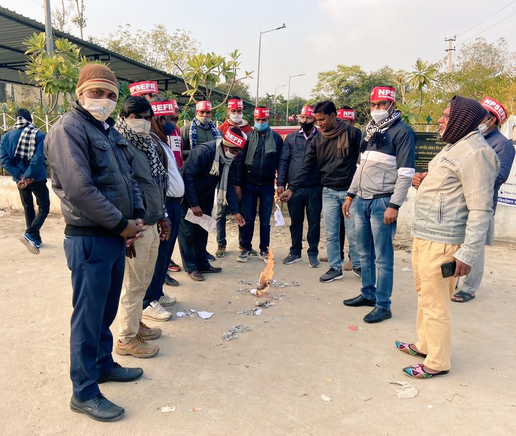 #NPS की विफलता के खिलाफ बढता आक्रोश
'हल्ला बोल आंदोलन
कर्मचारियों-अधिकारियों ने सरकार के खिलाफ जमकर की नारेबाजी
जलाई 'नोटिफिकेशन' की प्रतियां🔥
#NPS कार्मिकों के लिए #RCSPensionRules1996 निरस्त करने पर किया अधिसूचना दहन🔥
<a href="/RajCMO/">CMO Rajasthan</a> <a href="/RajGovOfficial/">Government of Rajasthan</a> <a href="/RajAssembly/">Rajasthan Vidhan Sabha</a> <a href="/DIPRRajasthan/">सूचना एवं जनसम्पर्क विभाग, राजस्थान सरकार</a>