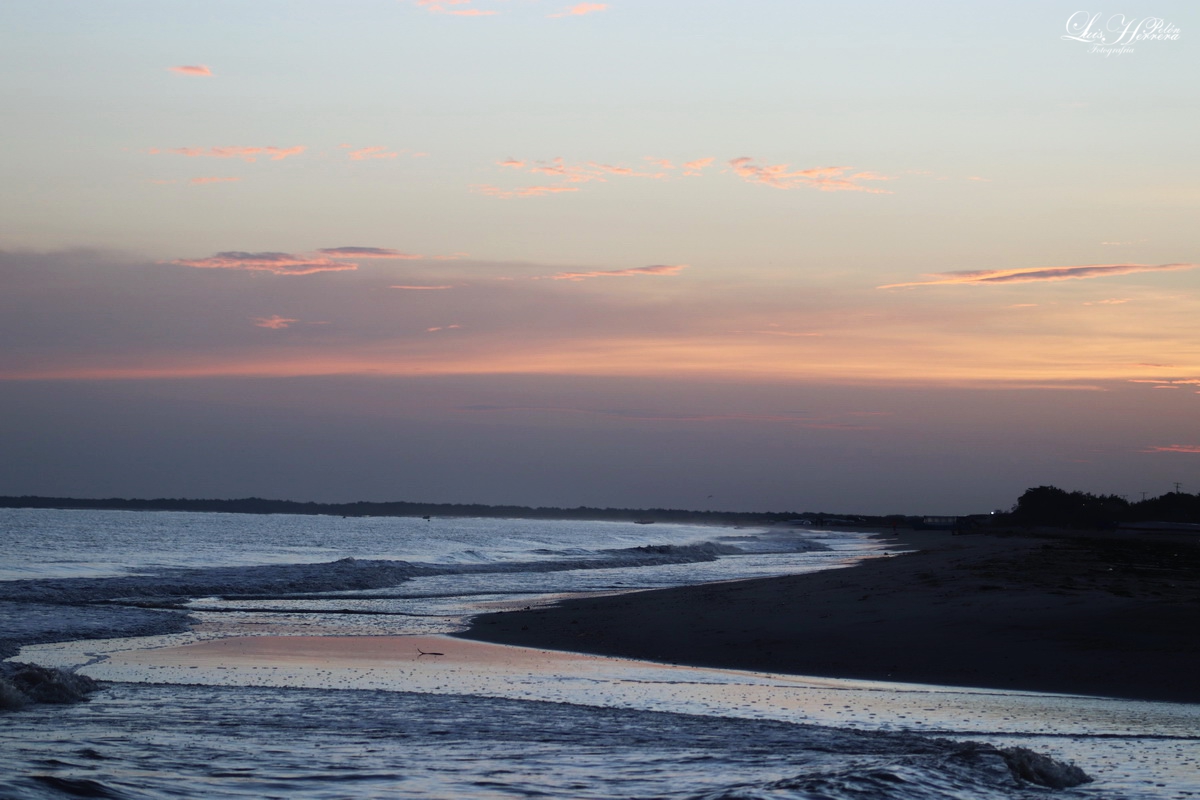 #AmaneceresGuajiros. Opa mi Gente, Bueno y Positivo dia para todos, con estas espectaculares #PostalesGuajiras, amanecemos hoy, para el relajamiento y desestrese. #LaGuajira; tierra de los amaneceres irrepetibles. @postales_COL  <a href="/mincultura/">MinCultura Colombia</a> <a href="/LAGUAJIRAGOB/">Gobernación de La Guajira</a> <a href="/AlcaldiaRcha/">Alcaldía de Riohacha</a>.