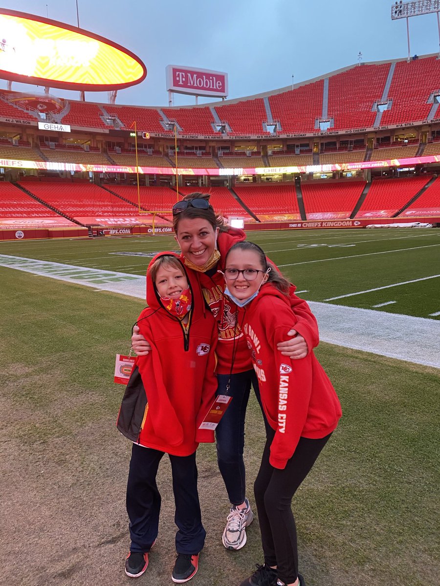 22kater's tweet photo. @LAYS Hey @LAYS we’ve got a big ol’ bag of #chiefskingdom fans here standing on the #LaysGoldenGrounds of Arrowhead Stadium. Please choose us for your #sweepstakes!! https://t.co/vH704MnCpc