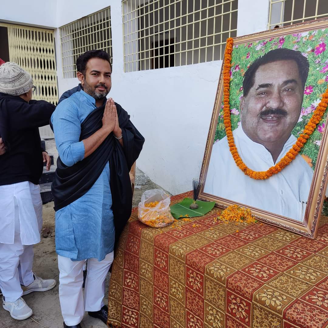 Rjhaofficial's tweet photo. आधुनिक शिवहर के जनक, शेरे बिहार स्वः रघुनाथ झा जी की पुण्यतिथी पर उनके समाधि, रघुनाथ झा डिग्री कॉलेज और देवश्री हीरो बाइक एजेंसी शिवहर मे उनको श्रद्धांजलि अर्पित की💐💐
 #रघुनाथ_झा_अमर_रहे
#RaghunathJha https://t.co/IH1JCQ2hCP