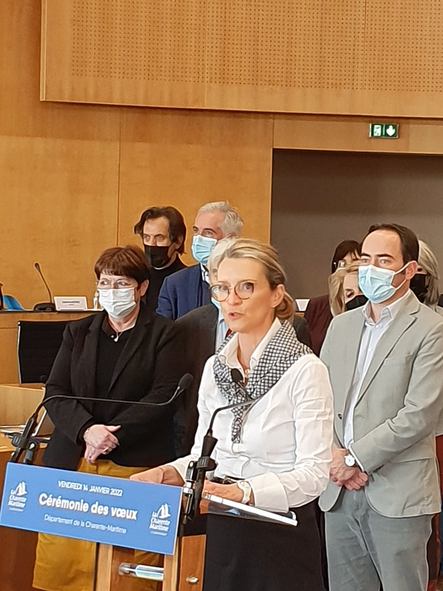 SMarcilly's tweet image. Entourée de mes collègues depuis la Maison du @Departement17, je présente mes vœux chaleureux aux 3200 agents que compte notre collectivité. Je salue leur sens aigu du service public qui accompagnera en 2022 le lancement de nouveaux defis pour l'avenir de la #charentemaritime