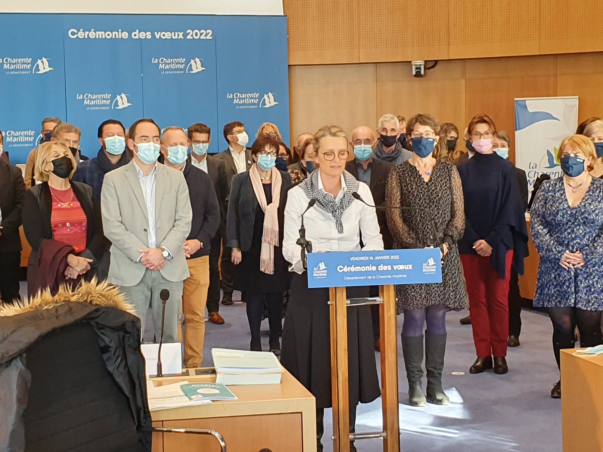 SMarcilly's tweet image. Entourée de mes collègues depuis la Maison du @Departement17, je présente mes vœux chaleureux aux 3200 agents que compte notre collectivité. Je salue leur sens aigu du service public qui accompagnera en 2022 le lancement de nouveaux defis pour l'avenir de la #charentemaritime