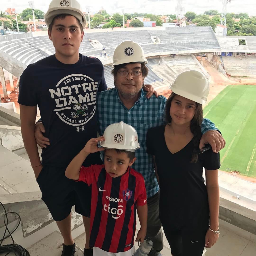 Hugobie's tweet photo. Mi voto vale! Y en en estas próximas elecciones en mi querido Club Cerro Porteño, mi voto va para Juan José Zapag. Respeto mucho a los demás candidatos, pero voy a seguir apostando por lo que ya tenemos, para lograr lo que nos falta. 
Arriba el ciclón!!! https://t.co/8NMHQaDhxe