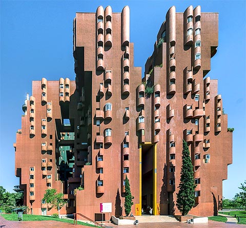 Arquine's tweet photo. Ha muerto Ricardo Bofill (1939–2022). Carmelo Rodríguez escribió sobre las "columnas colosales" del período "neoclásico y francés" del conocido arquitecto catalán. | https://t.co/nWPskNQqLH https://t.co/8LWhZNdnBQ