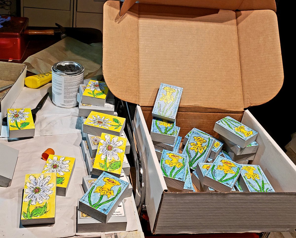 LinMierke's tweet image. First set of Artomat art blocks (Daisies &amp;amp; Daffodils) prepped and shipped. More to come--Tulips &amp;amp; Cherry Blossoms? Find them in locally placed, repurposed cigarette vending machines. #artomat #aristsincellophane
