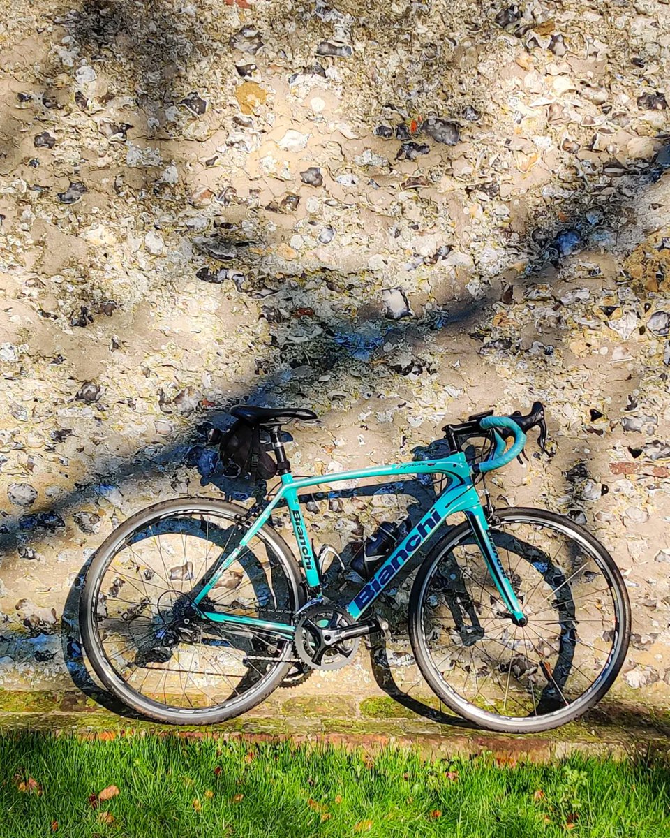 ChristinaDove7's tweet image. Beautiful morning for a gentle ride to West Stoke for coffee
.
Happy Friday all, gateway to the weekend!
.
#merceractive #aatr #ukcyclechat #bianchi #shadowstand #wellbeing