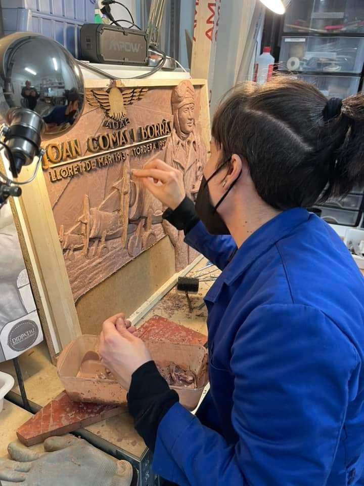 didpatri's tweet photo. Avui amb l’Antoni Valldeperes fent el seguiment de la placa que a iniciativa d’ADAR i DIDPATRI (Història Publica) fem memòria del Joan Comas un heròic pilot de l’aviació republicana. Baix relleu, obra de la Mar H. Pongiluppi. El memorial s’ubicarà a l’antic aeròdrom dels Monjos. https://t.co/HXfn90qTz3