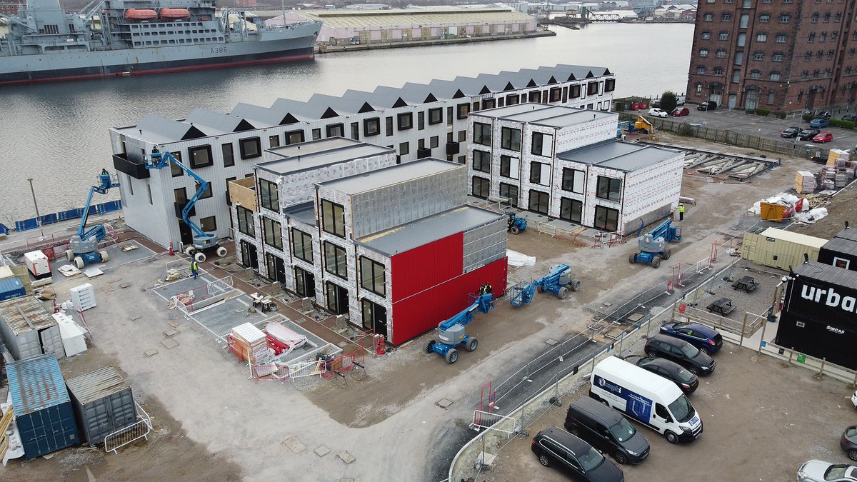 WirralWaters's tweet photo. Progress update 🦺 🏡 

Cladding is now being installed on the @housebyus Row Houses at our #EastFloat neighbourhood! 

Keep up to date with all of the latest news on our website: https://t.co/IVlrDfHftY #WirralWaters https://t.co/WTJ5okVVw1