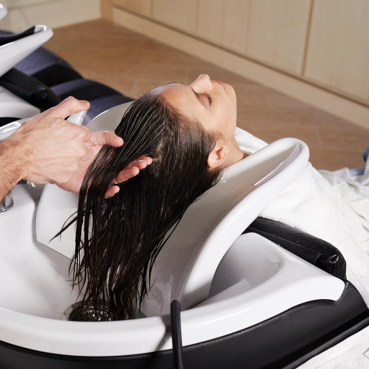 KerastaseUSA's tweet photo. It's Fusio Friday! Looking for an instant hair transformation to kick off 2022? Try Fusio-Dose at your next salon appointment. Your stylist will custom blend a treatment just for you based on your hair needs and concerns. Find a salon now: https://t.co/2XWwqlUkKm #KerastaseUSA https://t.co/zfCSWAj6Yd