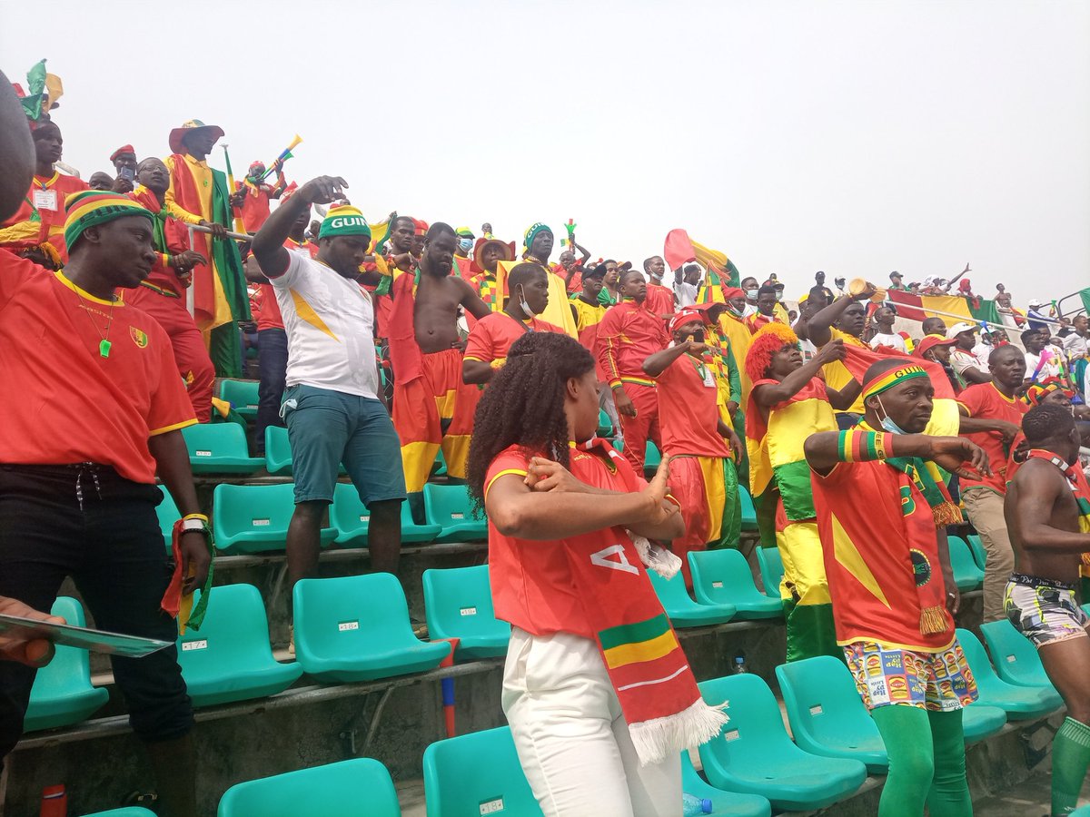 visartculture's tweet photo. Bafoussam stade plein pour la rencontre Guinée Conakry Sénégal....
C'est cool de voir autant d'euphorie chez les populations
#SafeCan
#MINSANTE
#CCOUSP
#PEV https://t.co/LFccHymBE8