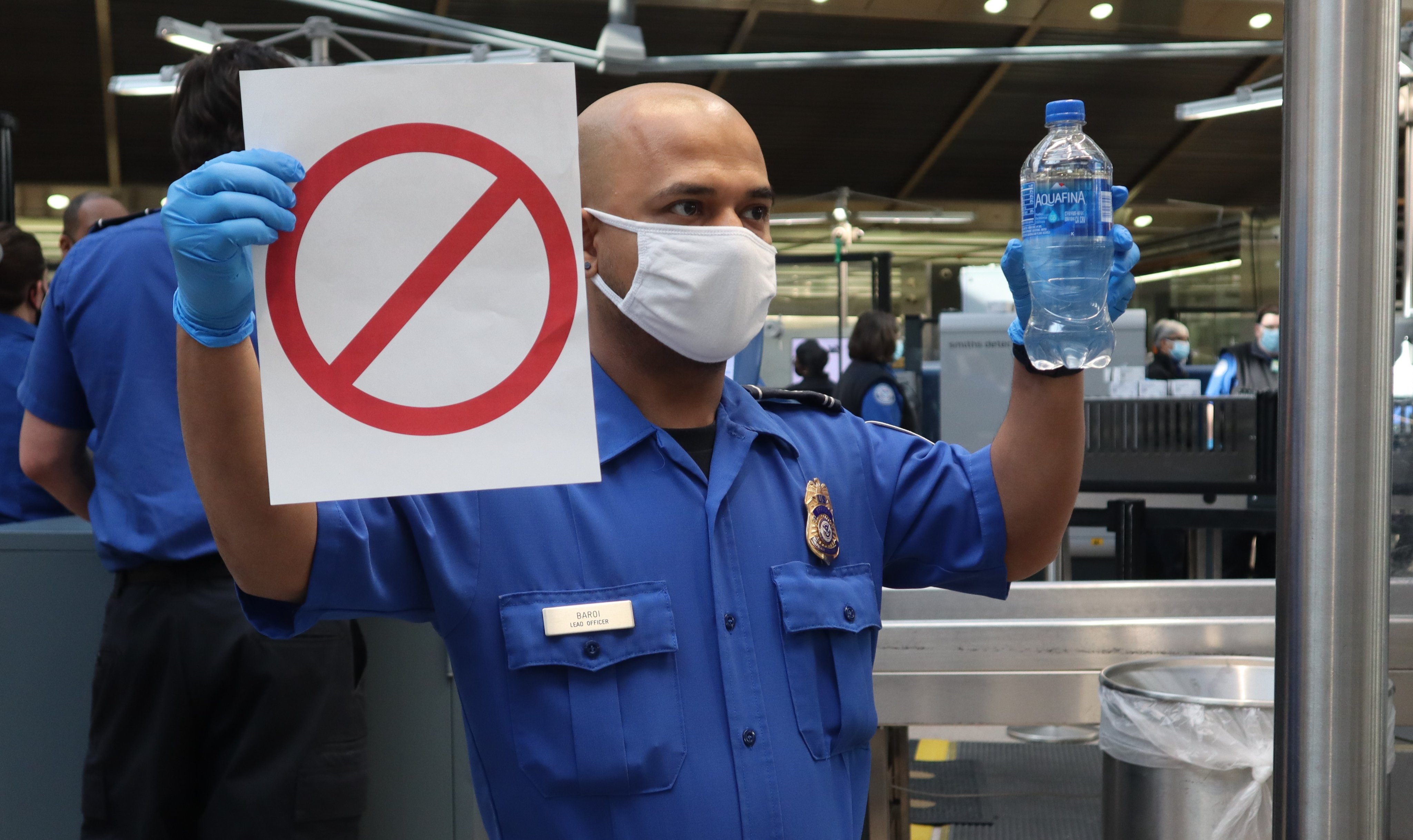 Lisa Farbstein, TSA Spokesperson on X: Flying this holiday weekend? A @TSA  officer at @DullesAirport reminds travelers that beverages and other  liquids larger than 3.4 ounces (i.e., drinks, shampoo, body spray, shaving