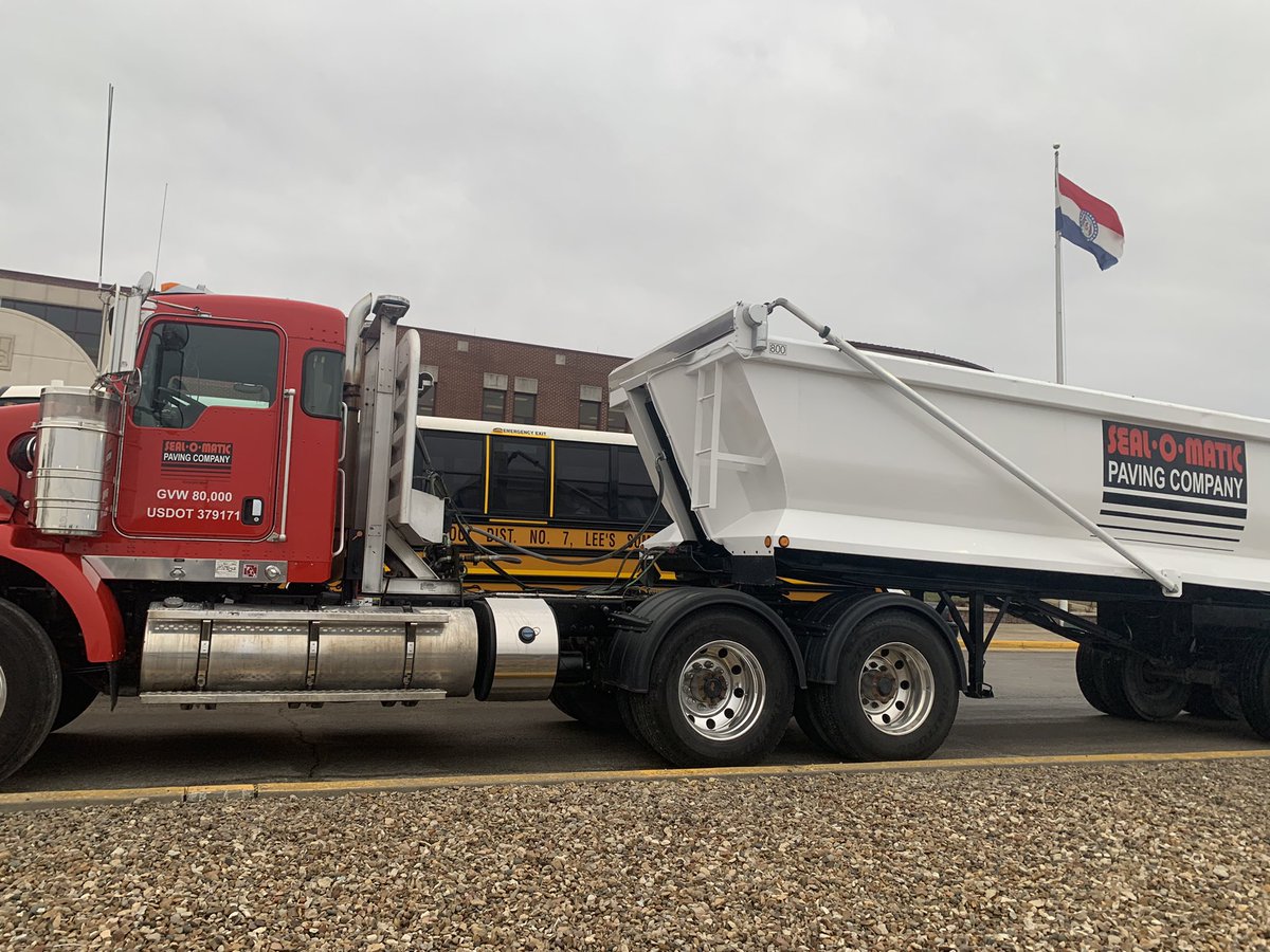 Mitchell4D's tweet photo. It’s the first day of the recruiting contact period, and #Mizzou’s Eli Drinkwitz and Marcus Johnson just pulled up to Lee’s Summit North high school in a dump truck. LSN is the home of 2022 OL signee Armand Membou and 2023 four-star OL Cayden Green https://t.co/ffncVc0Qg9