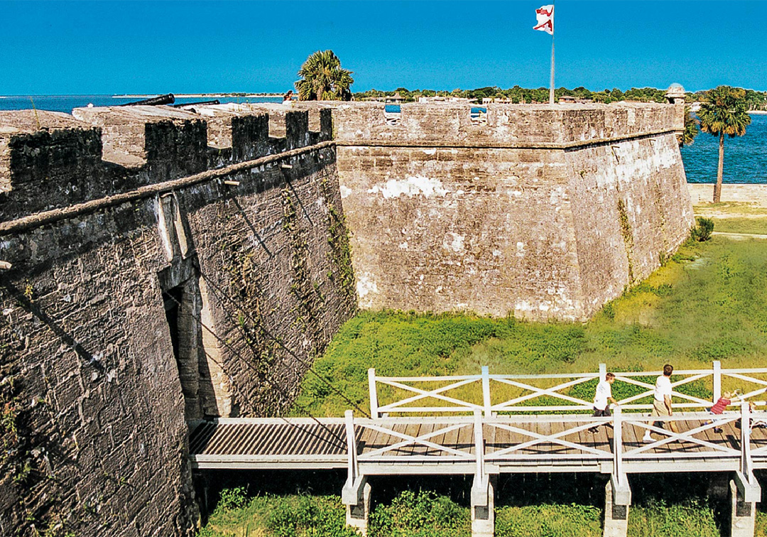 Ever wonder where the oldest masonry fort is located in the US? Well it's not too far from Daytona Beach! Castillo de San Marcos is located in St. Augustine and makes for a fun day trip!. #oldestfort #forts #daytrip #theplazaresortandspa