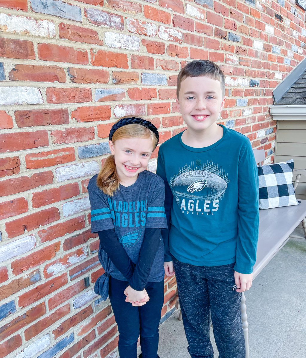 Sueh0809's tweet photo. Spirit Day at school! Go Eagles! 🦅🏈 @HollandElem https://t.co/ocgy07yGUc