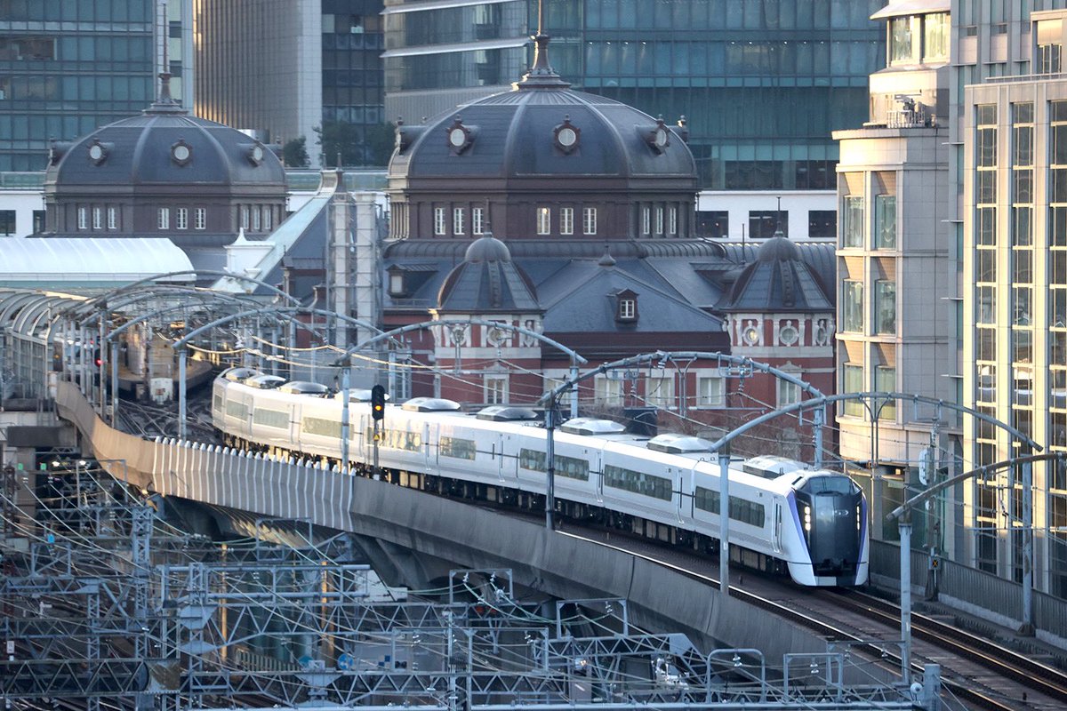 東京2泊目。東京駅が見える客室なので、少しばかり鉄分採取。
階下に見える首都高にはおそらく栗東トレセン→中山競馬場行きの馬運車が。
#トレインビュー https://t.co/8UFzlftxrv