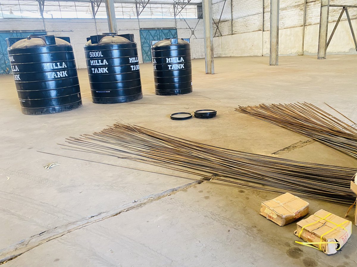 Ftown_Terminal's tweet photo. To fast track completion of the Moa Wharf Police post, Freetown Terminal Limited has today the 14th of January 2022 dish out varieties of  additional building materials worth millions of leones to the Sierra Leone Police through the Local Unit Commander, East end division https://t.co/IN19UD87nd