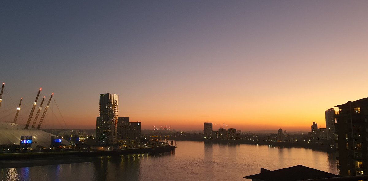E14Penthouses's tweet photo. Switching off work and opening a bottle of wine. Time to relax and enjoy the view. Ahhhhh 🍷
#FridayFeeling
#CanaryWharf #TheO2 #GreenwichPeninsula #Thames #London #RiversideLiving #ViewFromVirginiaQuay
#E14 #EastLondon #EastIndiaDock https://t.co/2mvcThEg5F