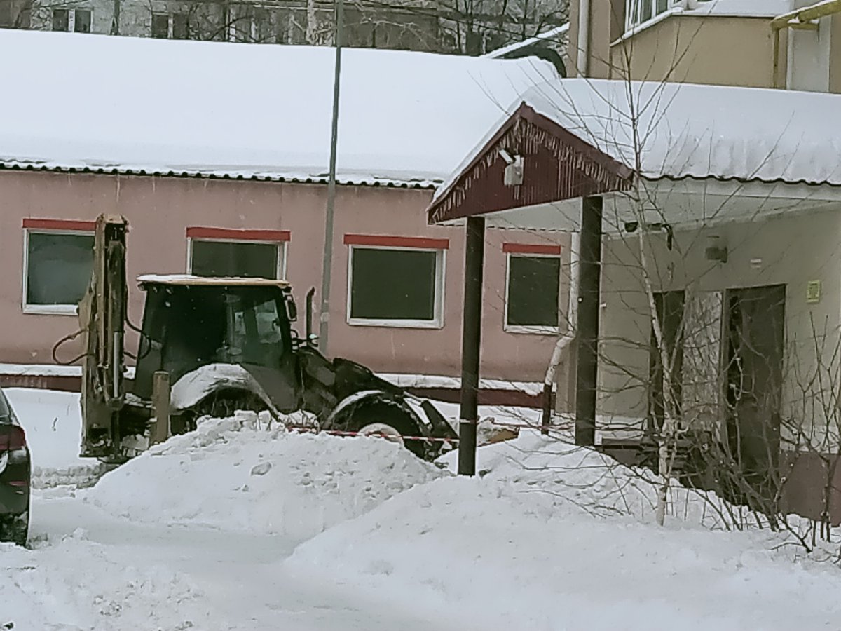 В Промышленном районе силами ТСЖ "Московское шоссе,298а" проводится расчистка снега внутриквартальной дороги. <a href="/promadm/">Promadm.samara</a>