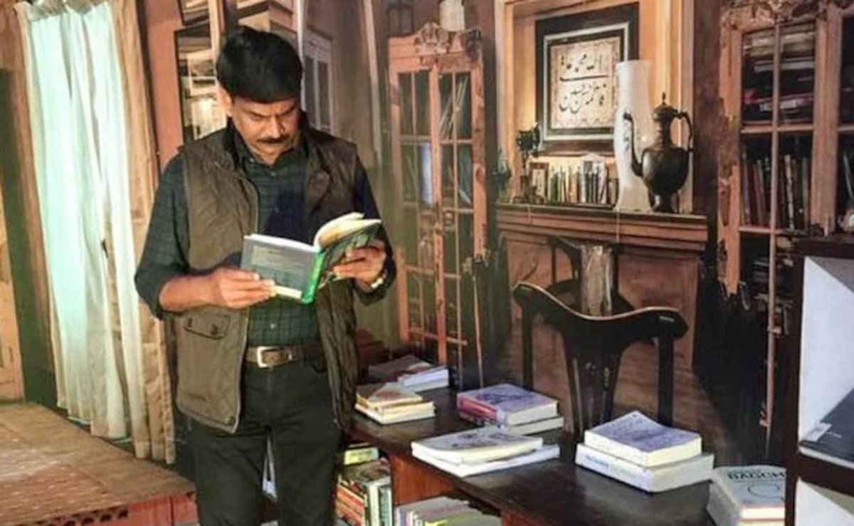 prateeks333's tweet photo. ‘लखनऊ में कैमरामैन…के साथ – कमाल ख़ान, एनडीटीवी इंडिया!’

कमाल ख़ान हमारे घर में एक सिलेब्रिटी का ओहदा रखते थे। ख़बर चाहे जो हो, अगर रिपोर्टिंग कमाल ख़ान कर रहे होते, तो चैनल बदला नहीं जाता।

१/८

#KamalKhan https://t.co/th0GTZB5Zf