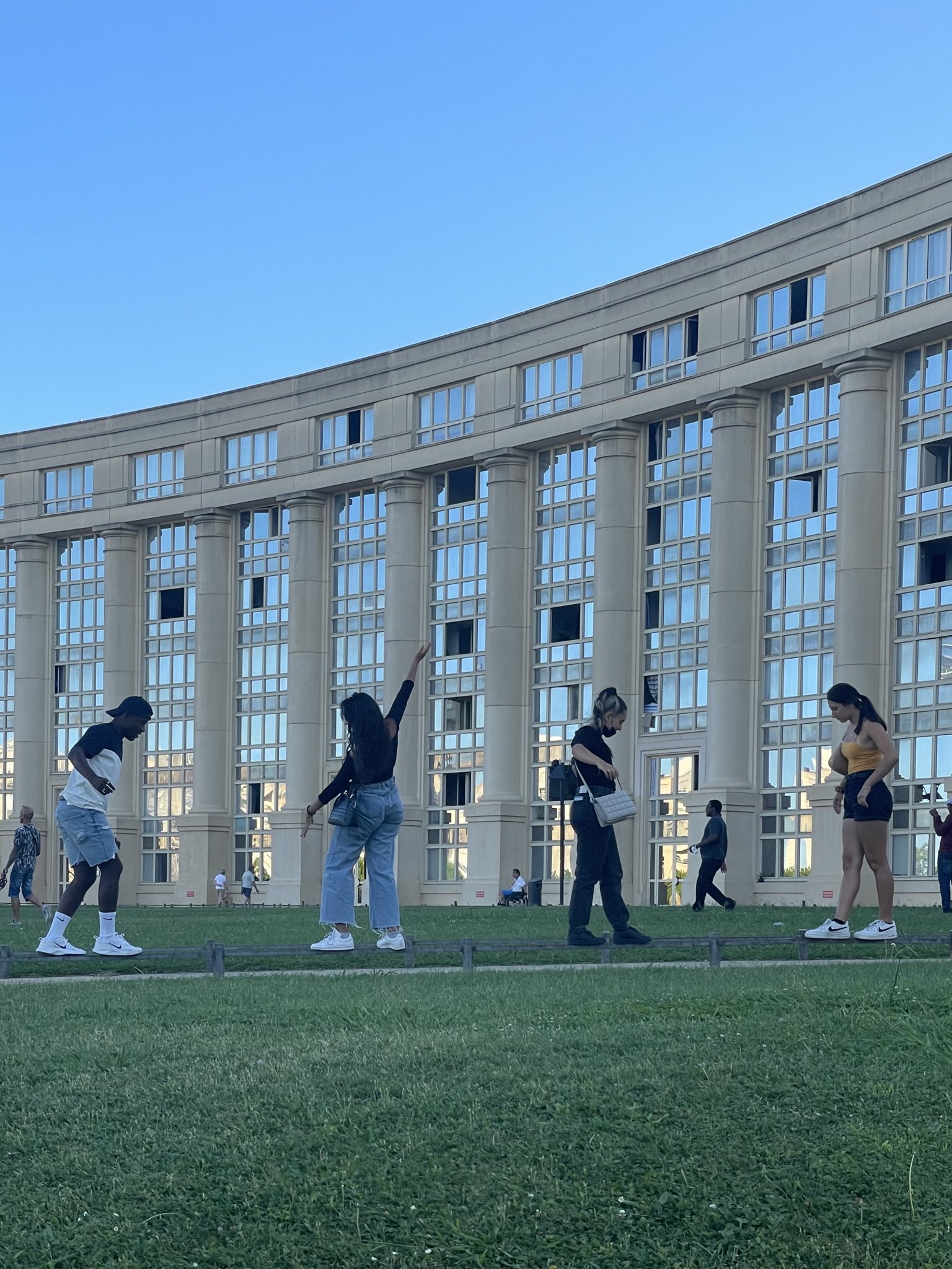 Boubacar Seck Mort De L Architecte Ricardo Bofill Il Y A Quelques Jours Encore Je Visitais Ces Espaces D Abraxas A Noisy Le Grand Et Le Quartier D Antigone A Montpellier Teamarchi Cc Nenexarou T Co 6fnyn4oz8p