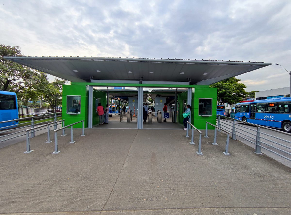 Cali24Horas's tweet photo. #ReporteC24H 🗣️ | @METROCALI anunció que desde hoy se encuentra habilitada la entrada norte de la estación Universidades que había sido vandalizada en el mes de mayo. 🚌
Ahora se podrá ingresar por el acceso peatonal de la cl.16 con cra.100 al sistema MIO. https://t.co/l1mpF9z1mR