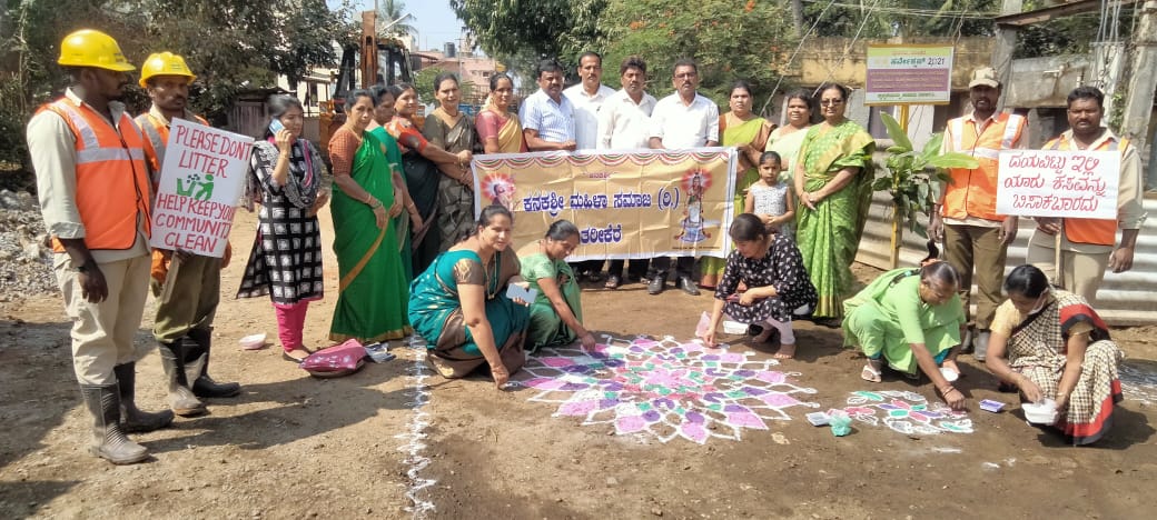 SwachhBharatGov's tweet photo. #Swachhata & #Saundarya go hand in hand!As Tarikere ULB, Karnataka cleared up #GarbageVulnerablePoints, women residents beautified these spots through traditional #Rangoli art. Not only are these GVPs transformed, more citizens are coming forward to make their city #GarbageFree https://t.co/EGS061wPpz