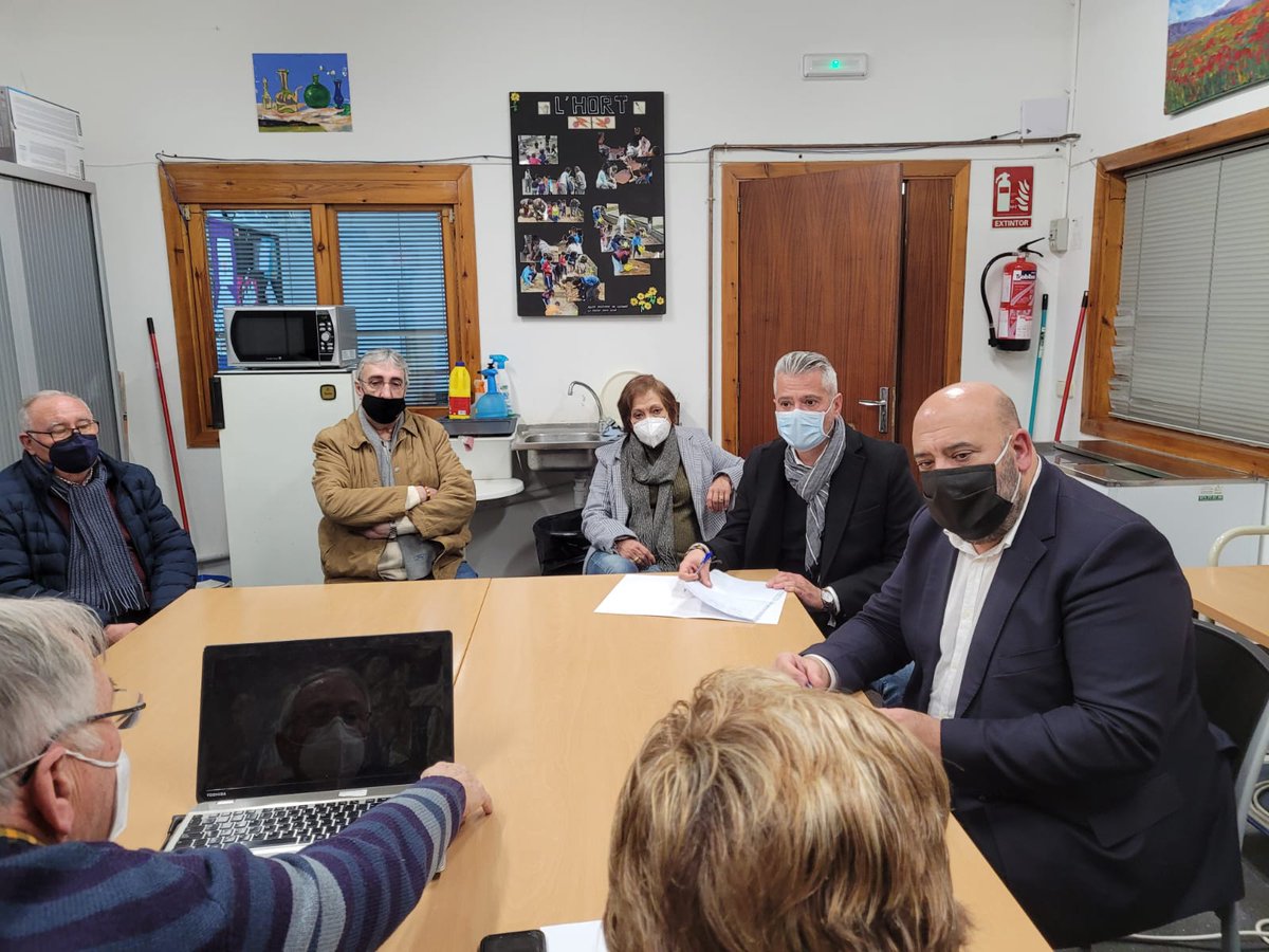 PP Palma (@popularespalma) on Twitter photo 👥Seguimos visitando los barrios de Palma para conocer sus necesidades y las de sus vecinos.
Nuestro presidente <a href="/JaimeMartinez/">Jaime Martínez Llabrés</a> se reúne con la AAVV #NouLlevant y con la Federación de Asociaciones Gitanas #FAGIB.
Un día más, a pie de calle.
📰 Léelo aquí 👇
cutt.ly/tIhrSgc 👥Seguimos visitando los barrios de Palma para conocer sus necesidades y las de sus vecinos.
Nuestro presidente <a href="/JaimeMartinez/">Jaime Martínez Llabrés</a> se reúne con la AAVV #NouLlevant y con la Federación de Asociaciones Gitanas #FAGIB.
Un día más, a pie de calle.
📰 Léelo aquí 👇
cutt.ly/tIhrSgc