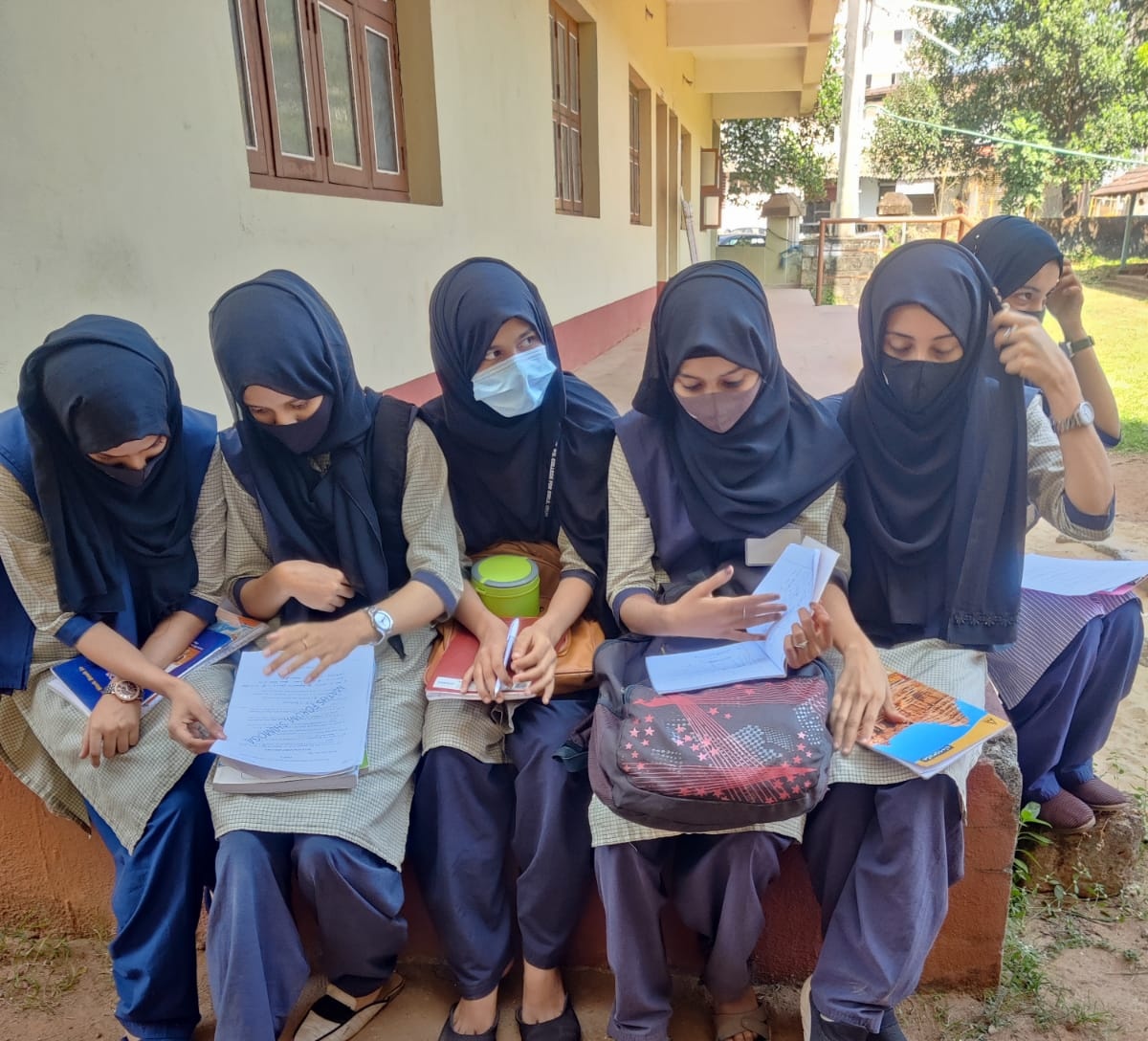 PrinceArifRaza3's tweet photo. Wearing hijab is a part of religion and freedom of religion is a fundamental right under Art 25 of the Constitution.
Deneing Relegious Rights is disrespectful for constitution. @dcudupi @DCE_Karnataka @DOMGOK
#HijabIssueRemainsUnsolved
#GovtcollegeStudentsAwaitsJustice https://t.co/a9JHQ4VsH4