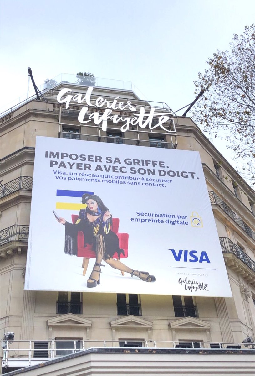 Mettre une drag queen dans une campagne <a href="/Visa_Fr/">Visa France</a> qui parle de paiement mobile en affichage monumental sur la façade des Galeries Lafayette ? 

Nailed it 💅🏻😏 

#NothingIsImpossible